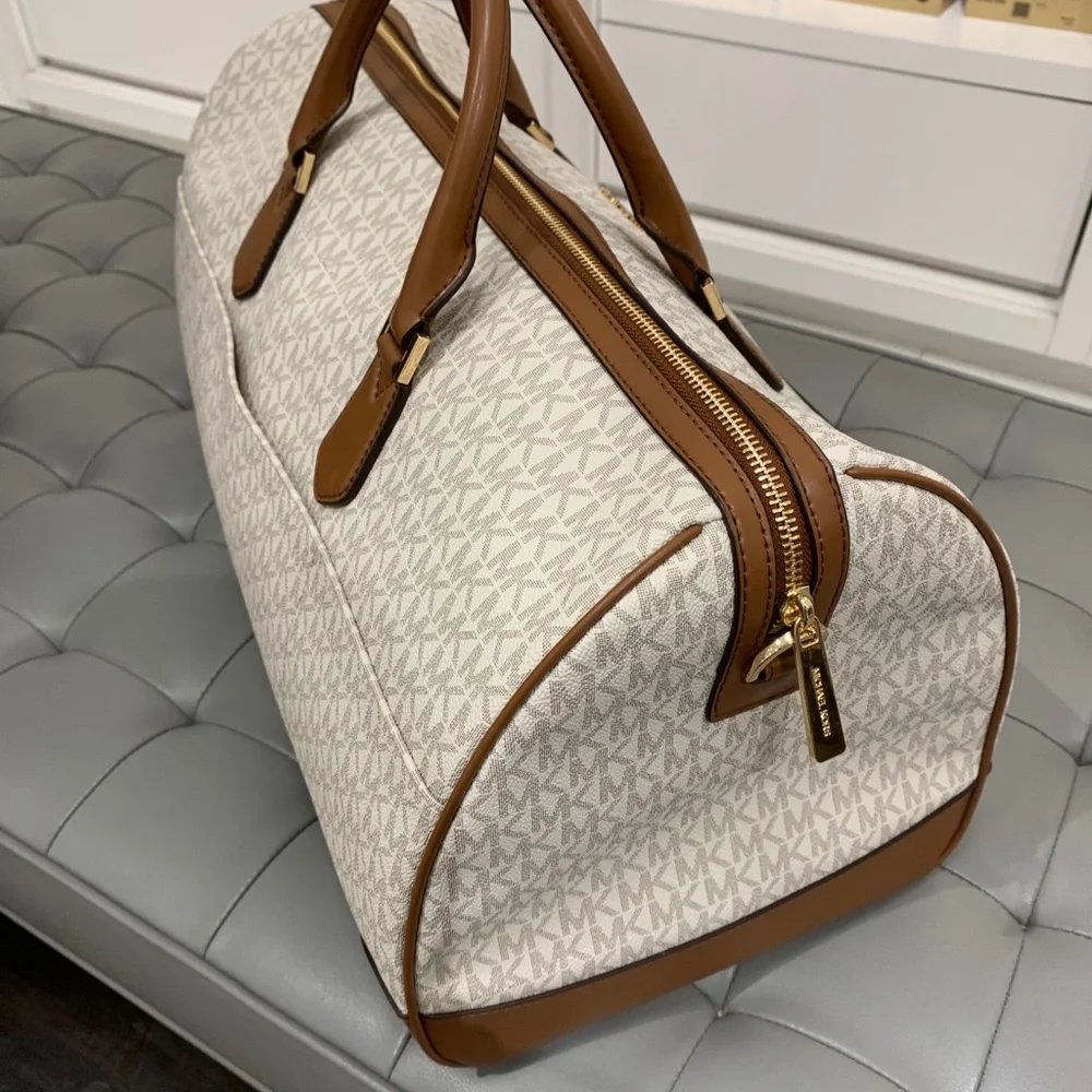 Michael Kors Travel Duffle Vanilla - Picture 7 of 7